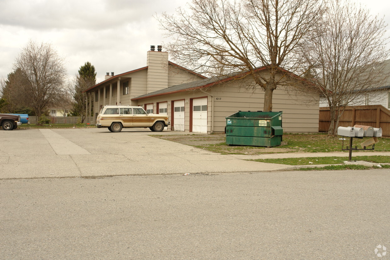 Building Photo - 4211-4213 N Abbey Rd