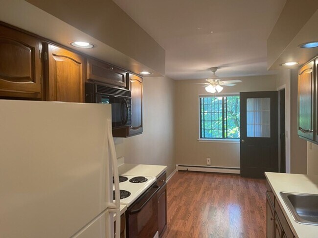 Building Photo - 32 Rollingwood Dr