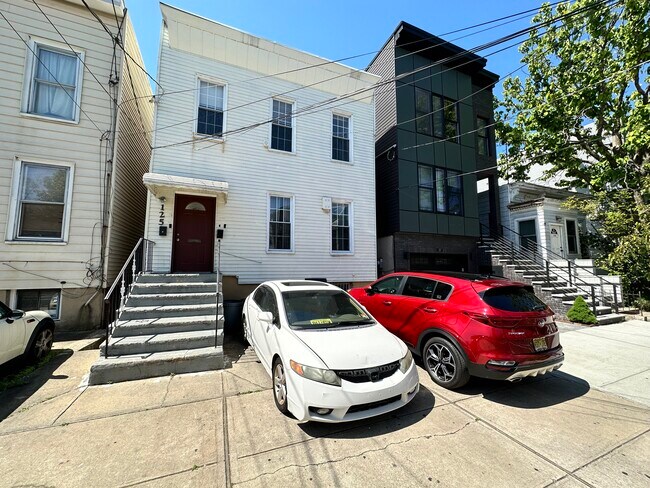 Building Photo - 125 Zabriskie St