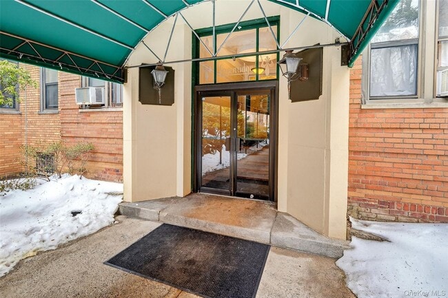 Foto del edificio - 2 Greenridge Ave