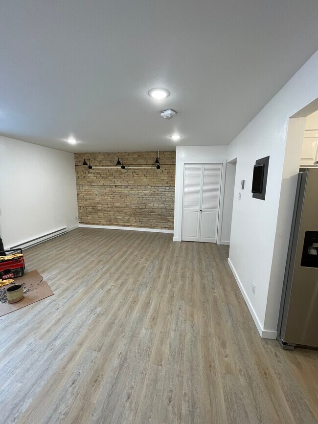 Building Photo - 109 W Lincoln Ave