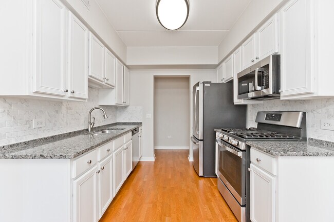 Building Photo - 5588 N Lincoln Ave