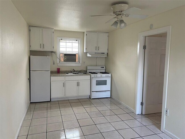 Foto del edificio - 8807 Birdwood Rd