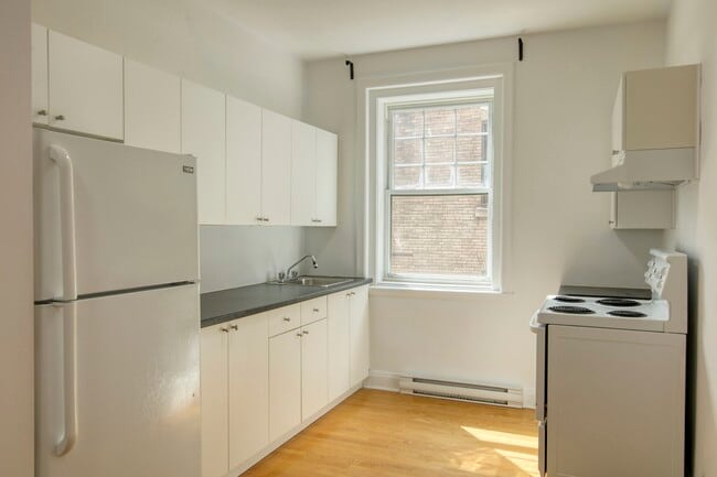 Building Photo - 2100 Rue du Fort