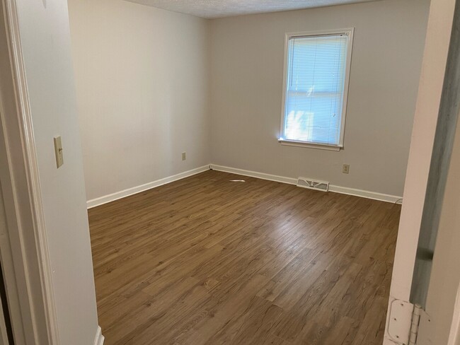Building Photo - Laurel Lane Unit A