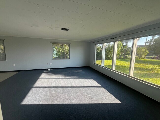 Foto del edificio - 1110 S Riverside Dr