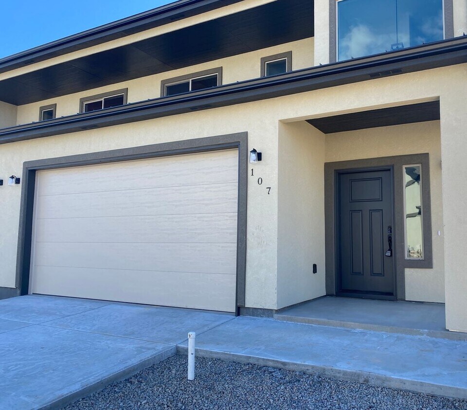 Foto principal - Three Bedroom Two and One Half Bath Duplex...