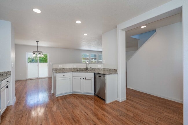 Building Photo - Super Beautiful Englewood 3 Bedroom Home A...