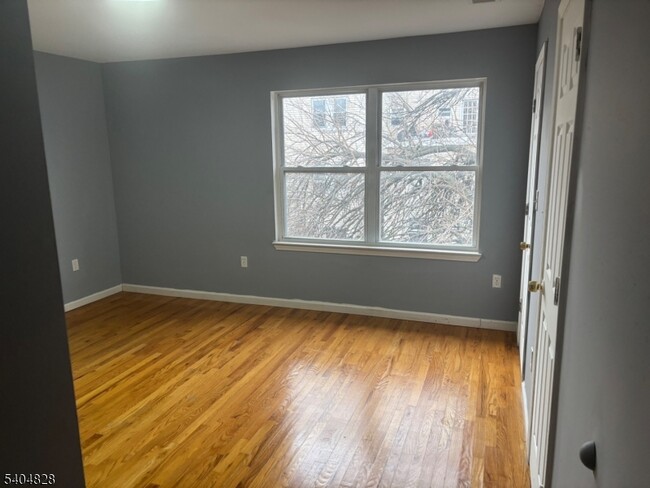 Building Photo - 184 1st St