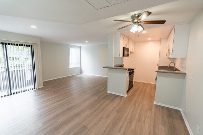Interior Photo - 6310 Sylmar Ave