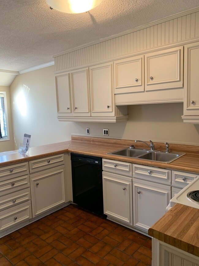 Building Photo - Perfect 2 bed 2.5 bath Lindley Park area T...