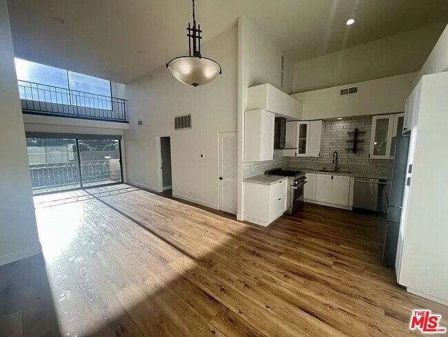 Foto del edificio - 390 S Sepulveda Blvd