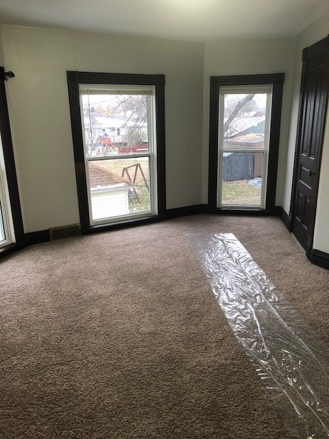 Living room - 607 E Broadway St