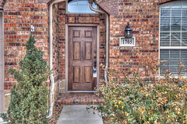 Foto del edificio - 1705 Lake Wood Trl