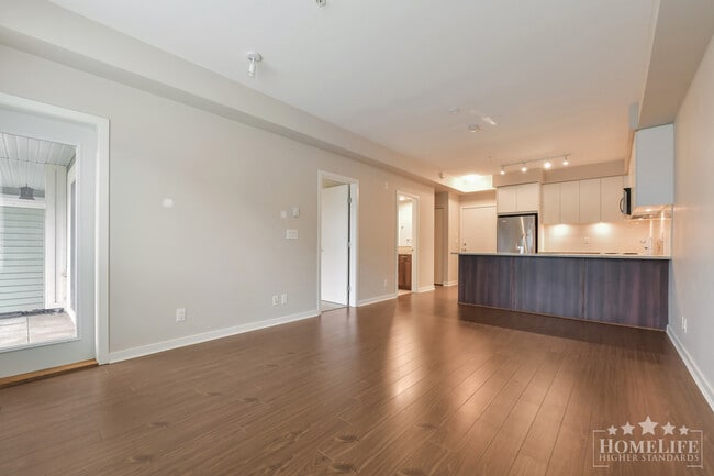 Photo du bâtiment - Ground-Level 1-Bedroom + Den Condo at Waterstone