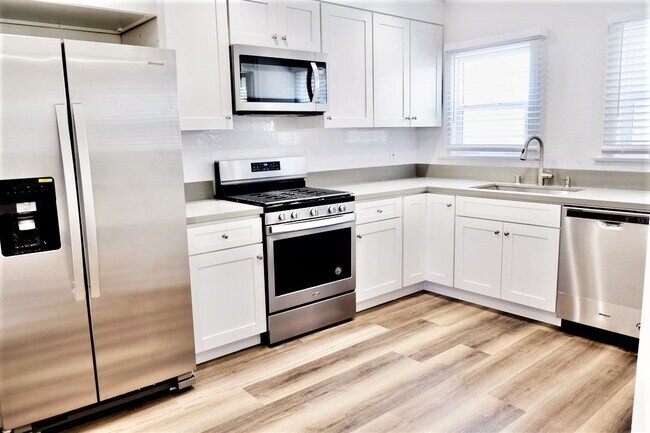 Foto del edificio - 225 W 8th St