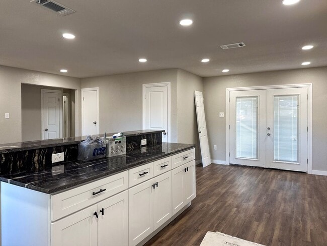 Building Photo - 4 Bedroom / 3 Full Bath