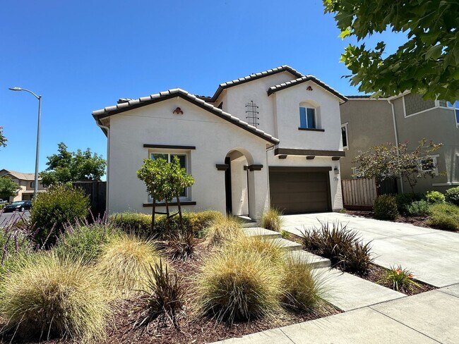 Building Photo - Discover Your Dream Home in the University...