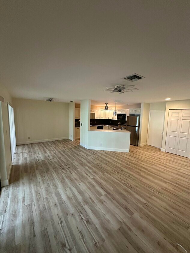 Foto principal - 14 Lexington Ln E