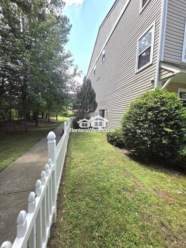 Foto del edificio - Great 3-bedroom End Unit!