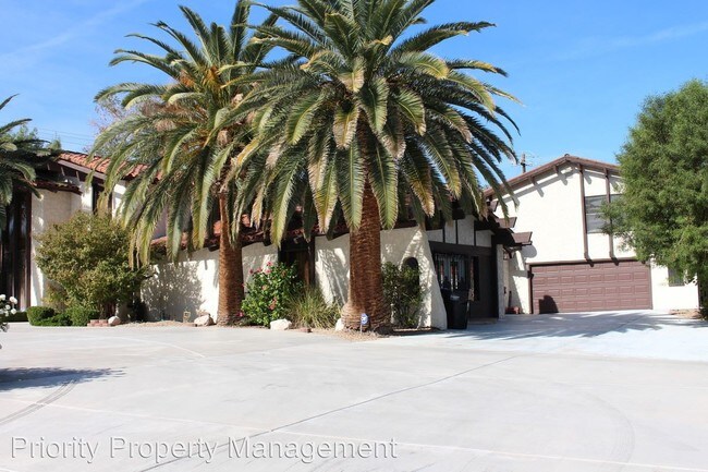 Building Photo - 3016 La Mesa Dr