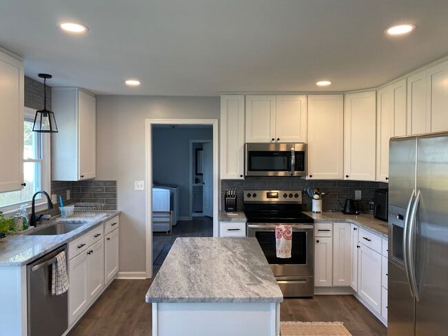 Building Photo - Beautifully 4-Bedroom Home in Desirable Vi...