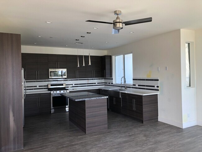 Foto del edificio - 6437 86th