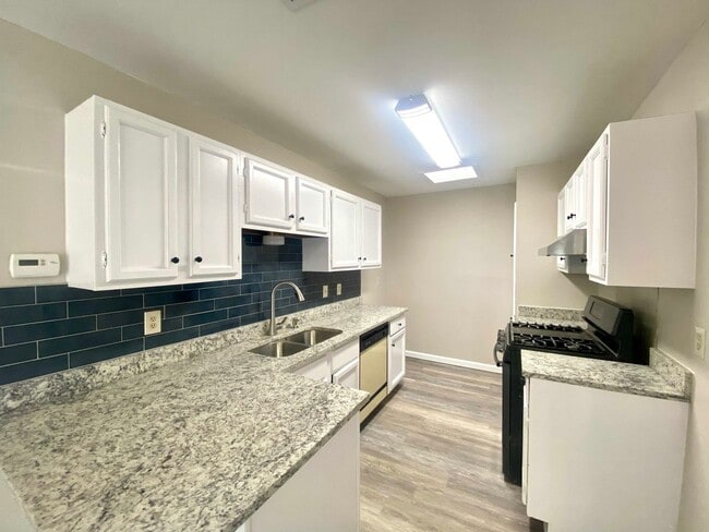 Building Photo - Remodeled 3 Bedroom 2 Bath  with cute back...