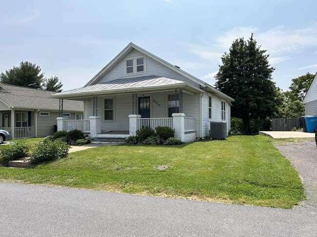 Home front - 2317 Moir St NE