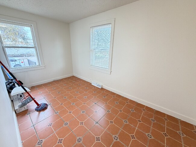 Building Photo - 312 9th St
