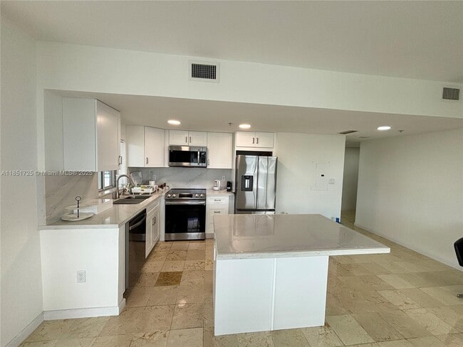 Building Photo - 1402 Brickell Bay Dr