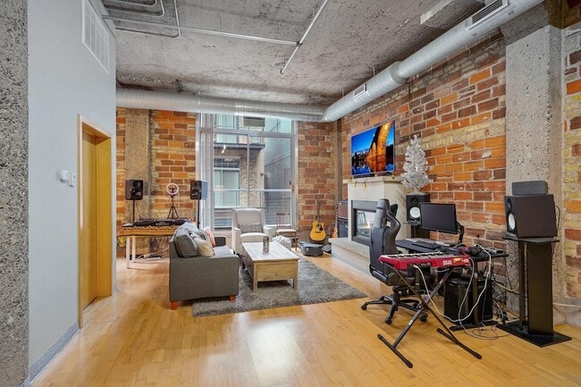 Building Photo - 521 S 7th St