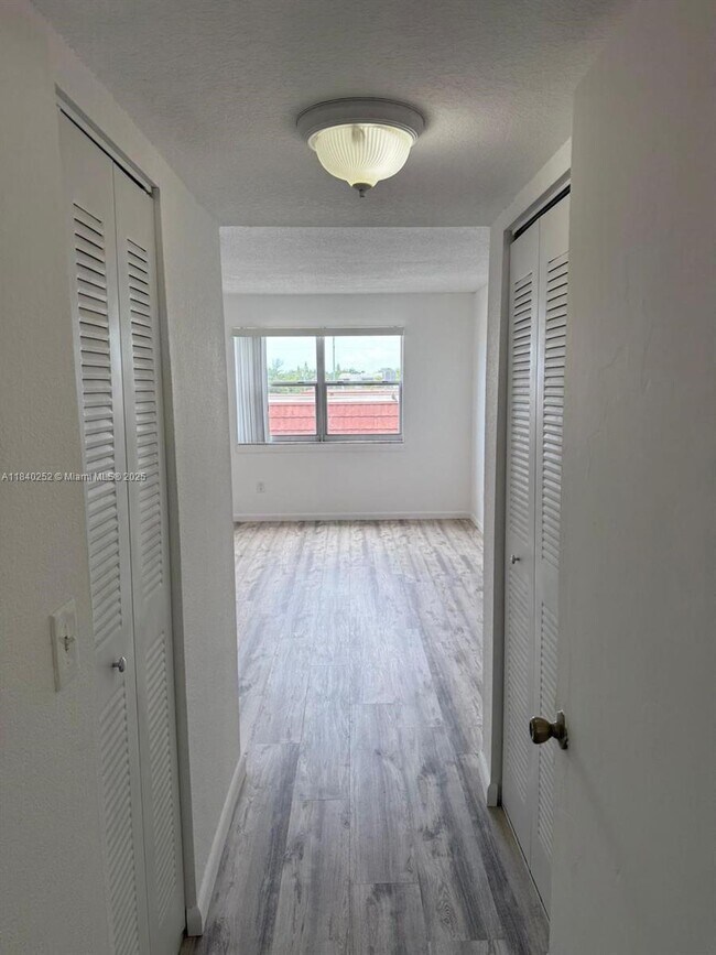 Foto del edificio - 13685 NE 10th Ave