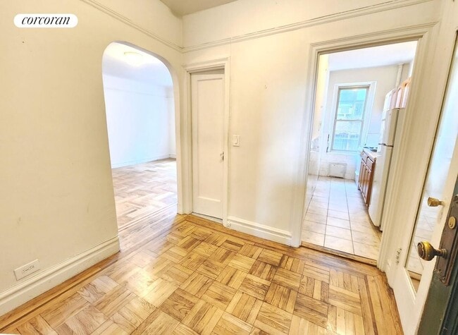 Building Photo - 3900 Greystone Ave