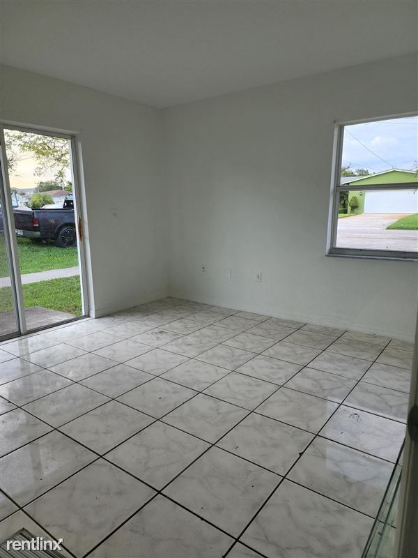 Building Photo - 4 br, 2.5 bath House - 2100 NW 76th St # 1...