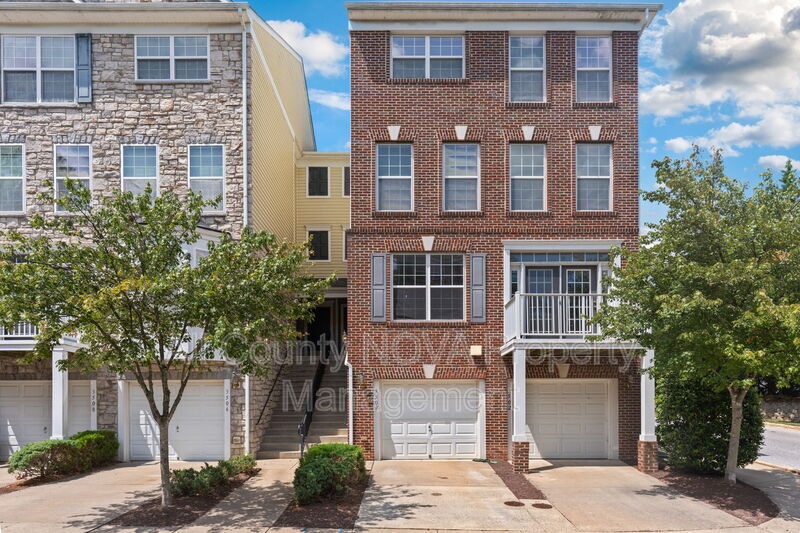 Foto principal - 3504 Carriage Walk Ln