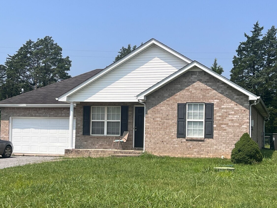 Primary Photo - Large Living Room & Kitchen!