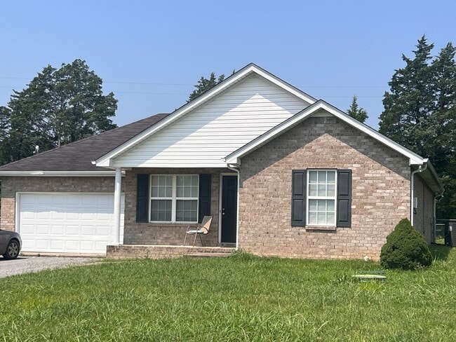 Large Living Room & Kitchen! - Large Living Room & Kitchen! House