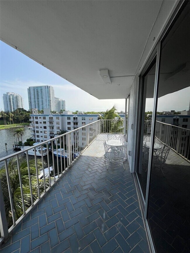 Foto del edificio - 1700 NW N River Dr