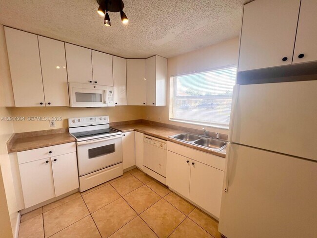 Foto del edificio - 3737 Mil-Lake Cir