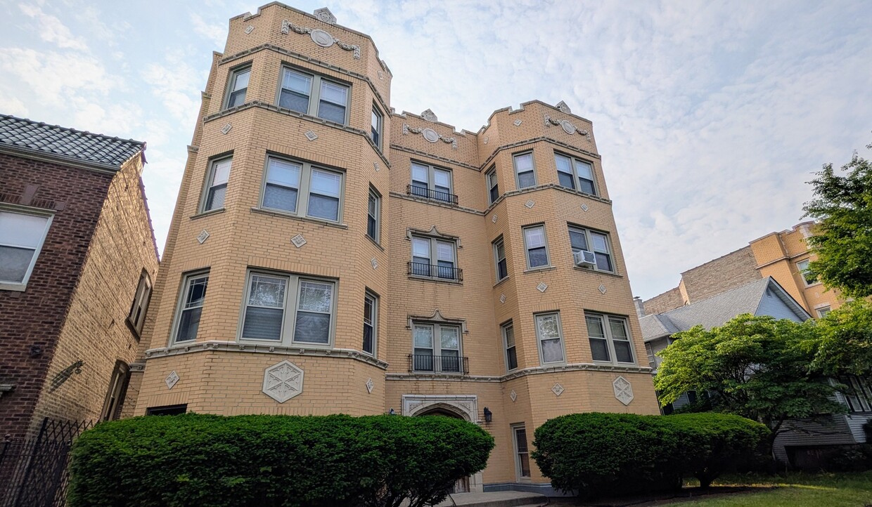 Primary Photo - 1010 N Austin Blvd