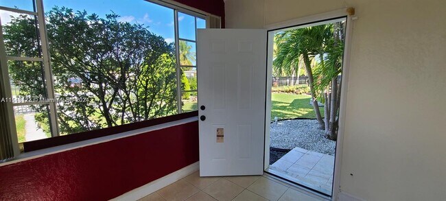 Foto del edificio - 340 NW 151st St