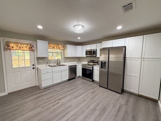 Building Photo - Updated 3 bedroom 2 bath home near Blackwa...