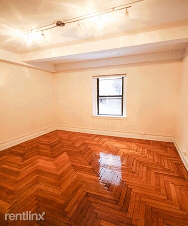 Building Photo - 3 br, 1 bath Apartment - 235 E 11th St