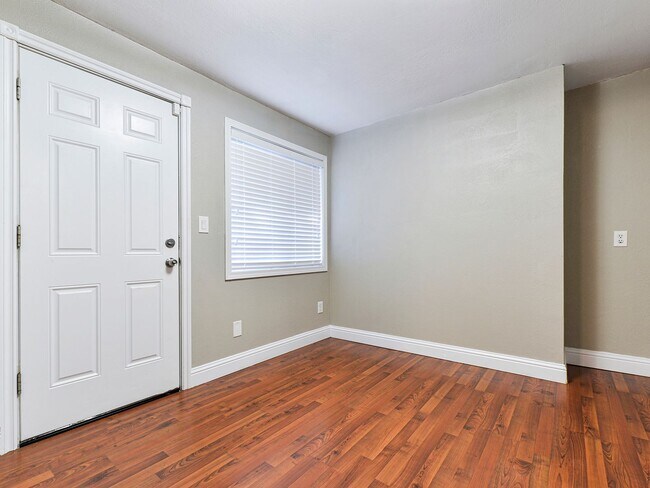 Foto del edificio - Application Approved Charming Remodeled Ra...