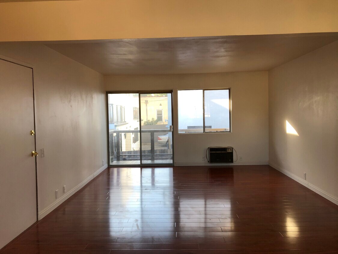 Open, bright living room space - 4633 Lexington Ave