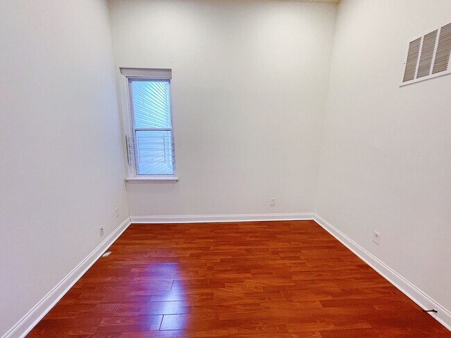 Foto del edificio - 989 N Marshall St