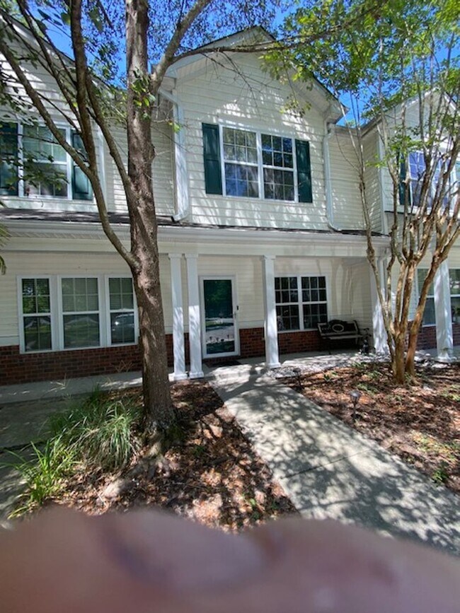 Foto del edificio - Beautiful 2Br 2.5Bath totally renovated to...