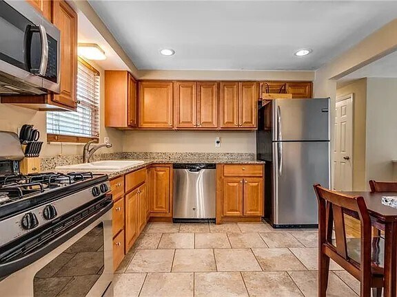 Building Photo - 353 Crescent Gardens Dr