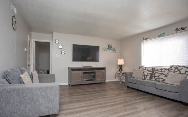 Bienvenidos a Richmond Hills Apartments, donde la vida moderna se une a la comodidad. Disfruten de amplios espacios, acabados elegantes y comodidades prácticas que mejoran su estilo de vida. ¡Programen una visita hoy mismo y descubran por qué este es el lugar perfecto para llamar hogar! - Richmond Hills Apartments